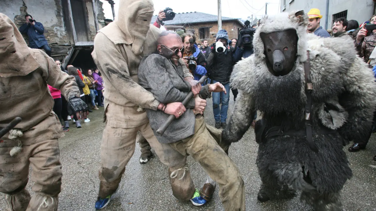 O Oso de Salcedo e os seus criados, o Luns de Entroido na Pobra de Brollón. AEP