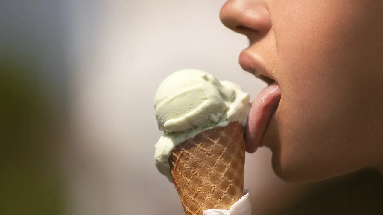 Una joven combate el calor comiendo un helado