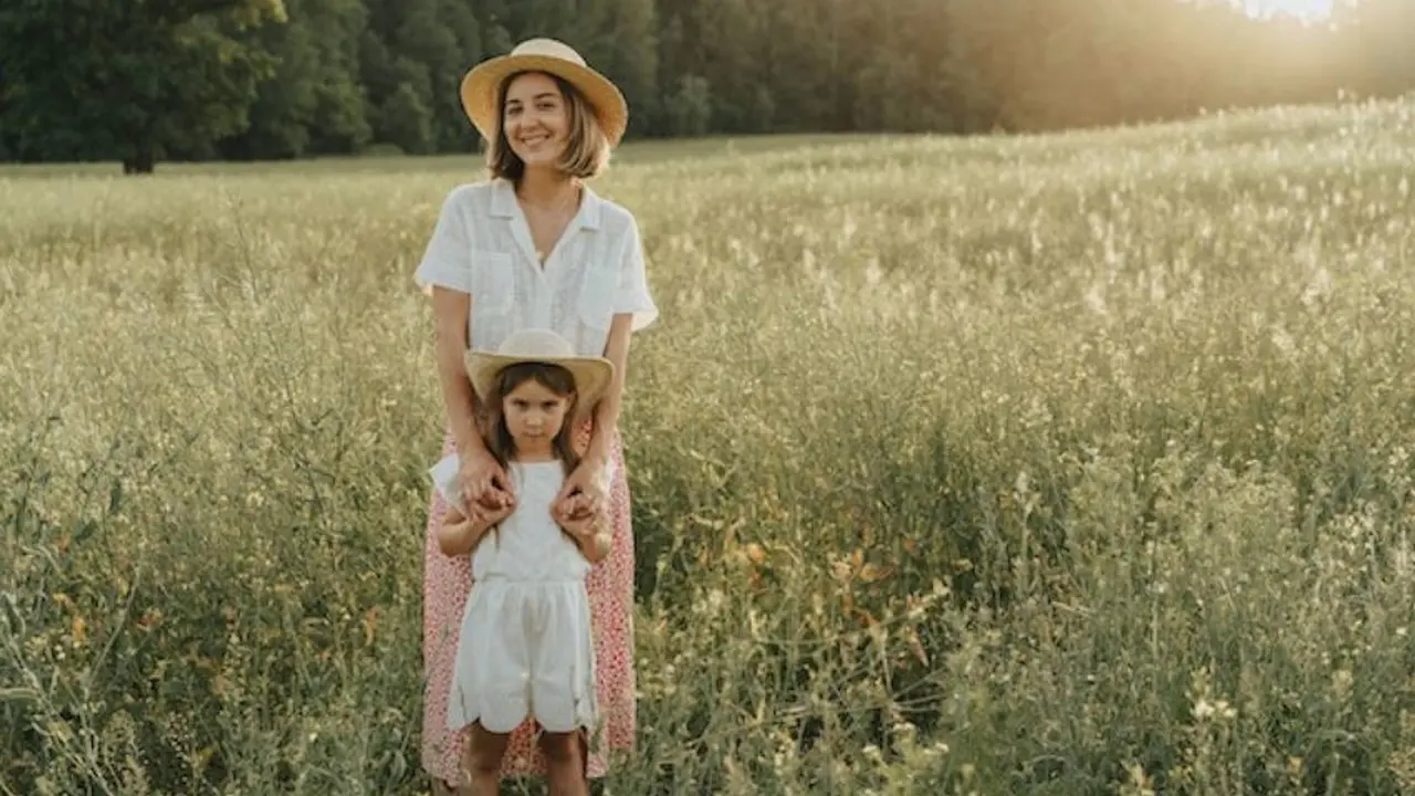 madre e hija con sombreros de paja