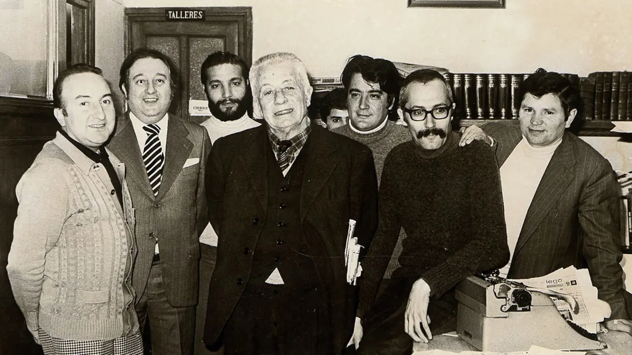 Ánxel Fole, entre compañeiros de El Progreso. AEP