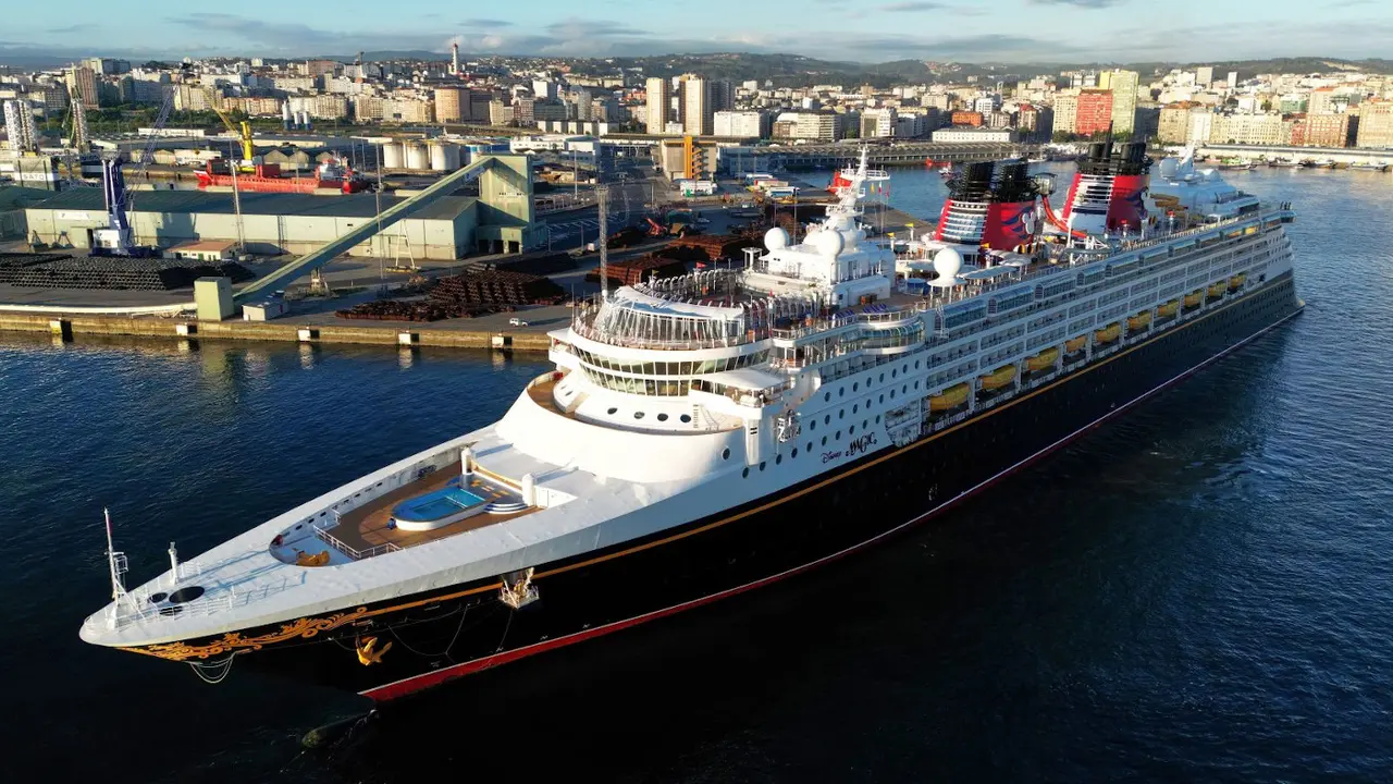 El Disney Magic en el puerto de A Coruña. Puerto Coruña