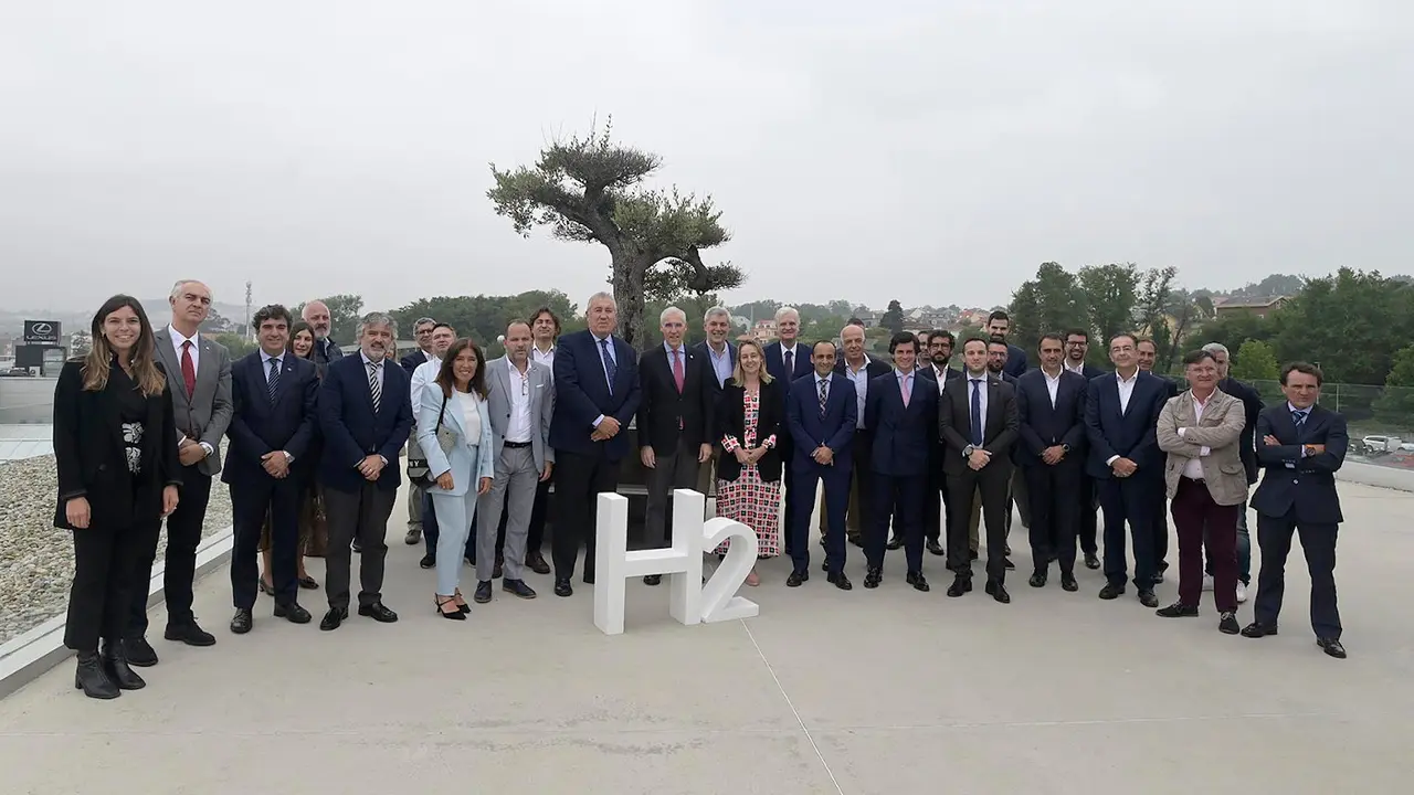 Oleiros. A Coruña
O vicepresidente primeiro e conselleiro de Economía, Industria e Innovación, Francisco Conde, asina un acordo coa Asociación Galega do Hidróxeno.
31/05/2023
Foto: Moncho Fuentes / AGN A Coruña 






