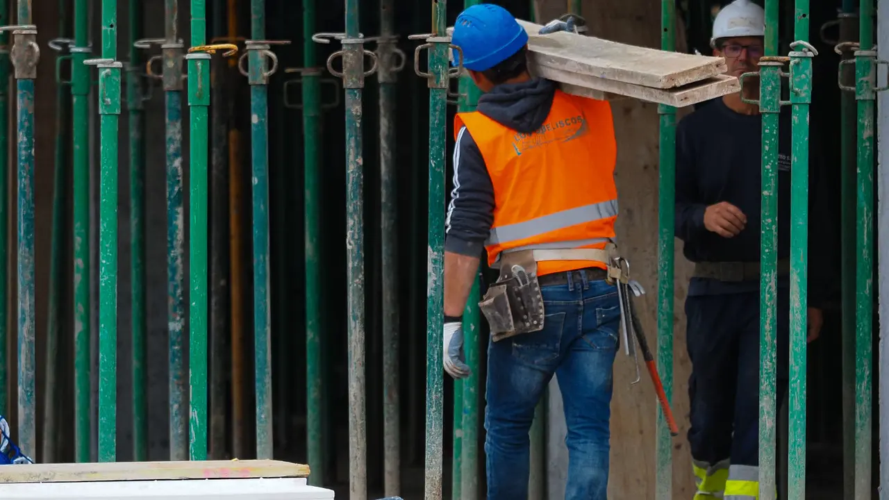 Trabajadores en una obra. EFE