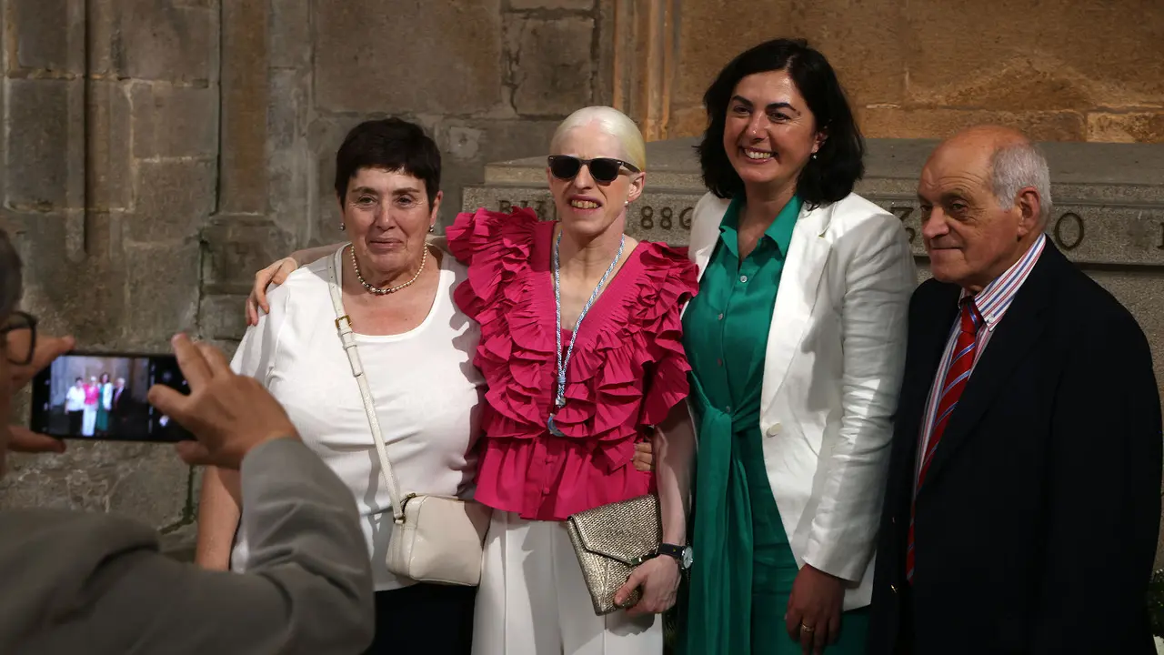 Susana Rodríguez Gacio, arrodeada dos seus pais e Elena Candia.PEPE FERRÍN.AGN