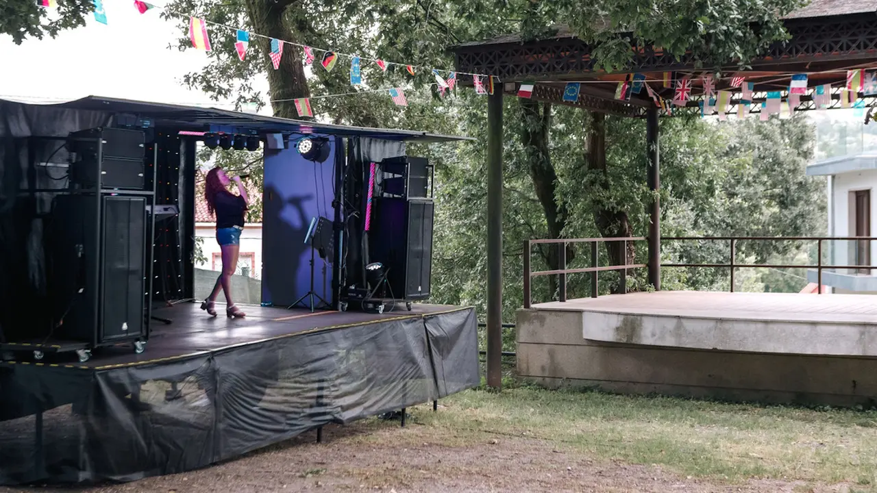 Uno de los actuales escenarios móviles frente a un palco de música tradicional en una reciente verbena de Galicia. CSIC