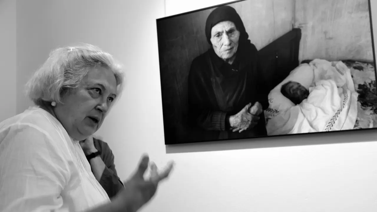Anna Turbau fala dunha das súas fotografías. SEBAS SENANDE
