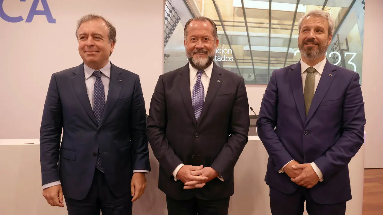 Botas, Escotet y Guisasola, en la presentación de los resultados semestrales este viernes en Santiago. PEPE FERRÍN (AGN)