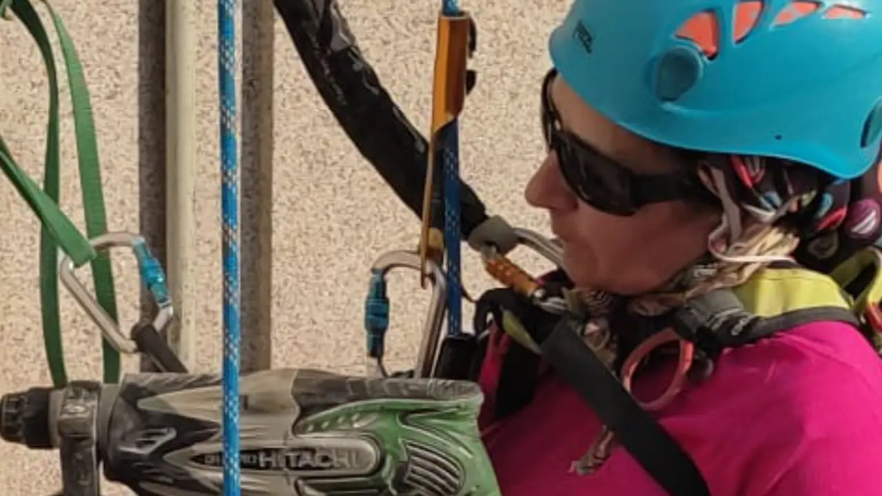 Maruxa Barros, trabajando en una fachada con un taladro.EP