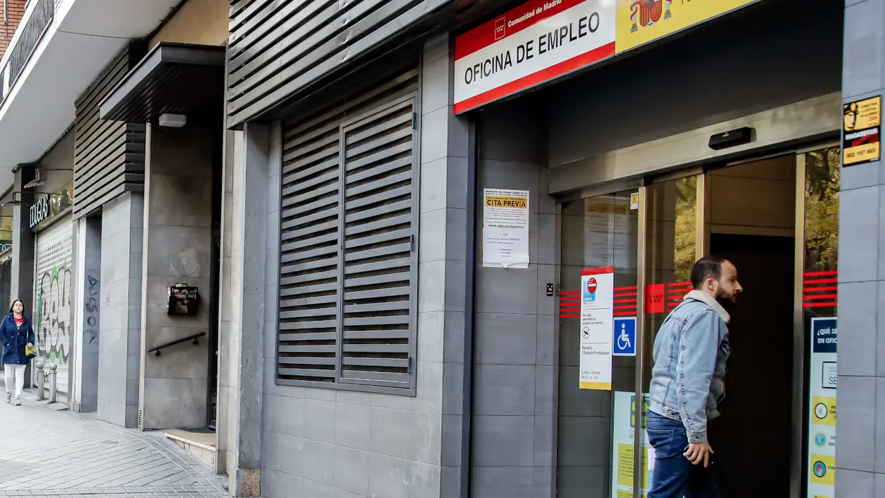 Una persona entrando en una oficina de empleo. ARCHIVO