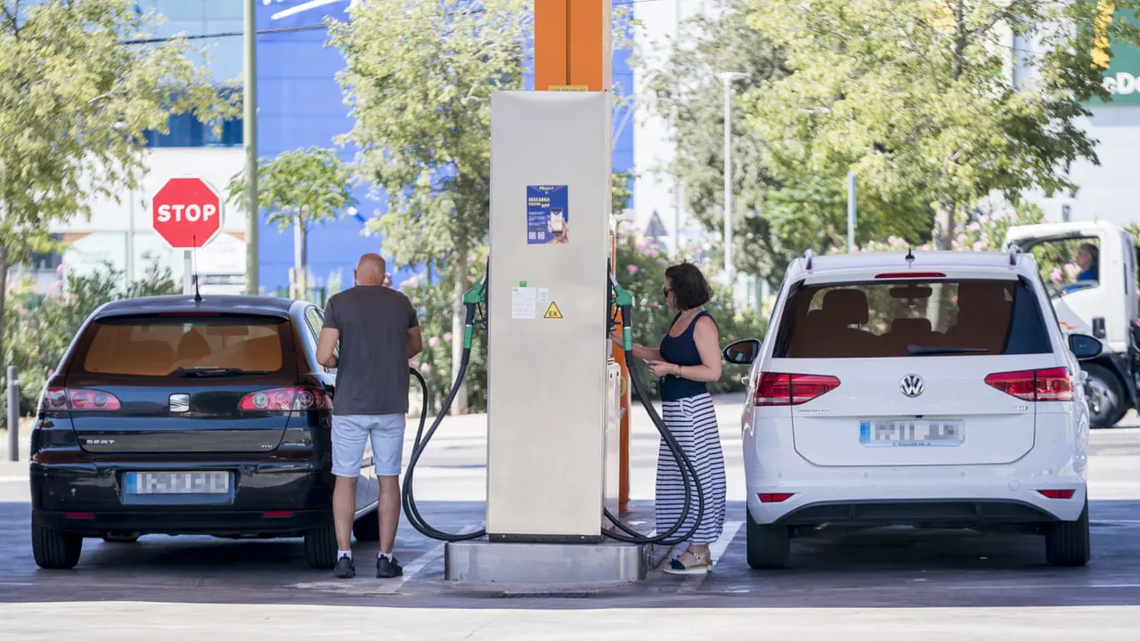 Dos conductores repostan en una gasolinera. A. PÉREZ MECA