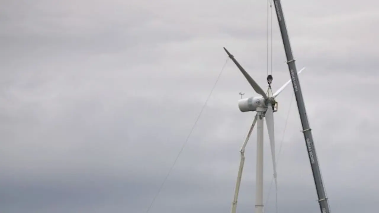 Montaje de un aerogenerador en un parque eóllico.AEP