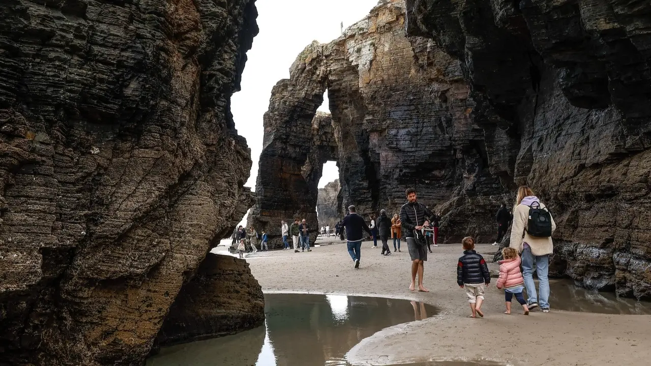 Un grupo de turistas en As Catedrais. JOSÉ Mª ÁLVEZ