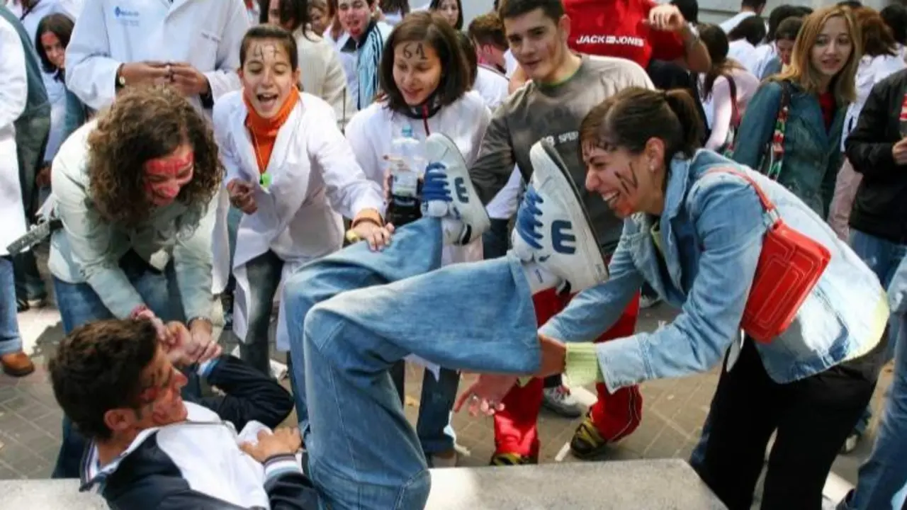 Un universitario sufriendo una novatada. AEP