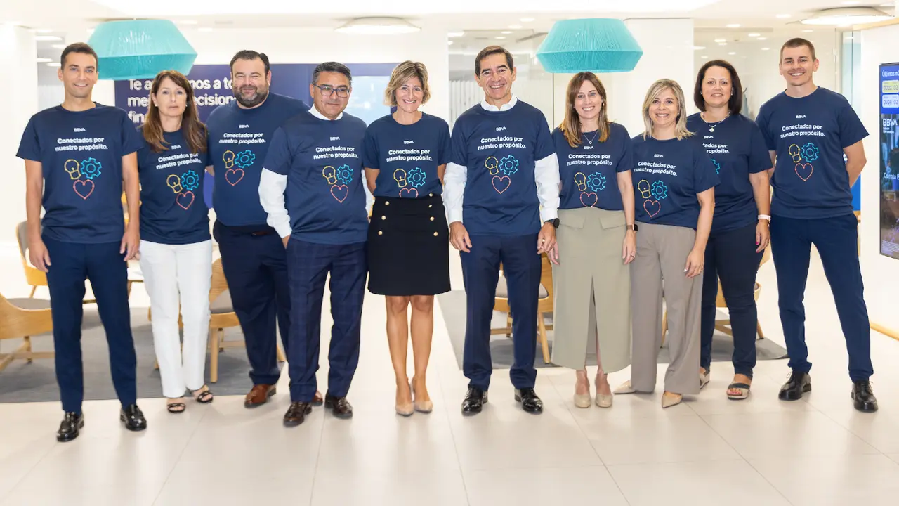 Carlos Torres y la directora de la Territorial Noroeste de BBVA, Marta Alonso, con trabajadores en Santiago. CEDIDA