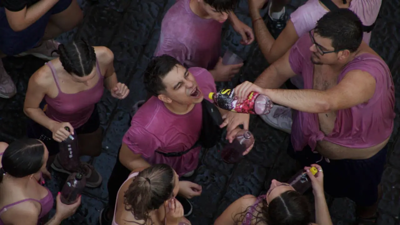 Un grupo de jóvenes se empapa en alcohol durante unas fiestas. JUAN CARLOS CAVAL (EFE)