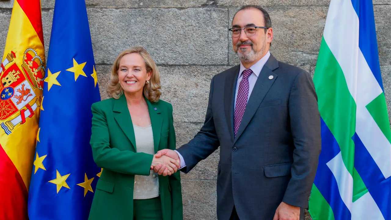 Calviño, con el presidente del Banco de Desarrollo de América Latina, Sergio Díaz Granados. LAVANDEIRA