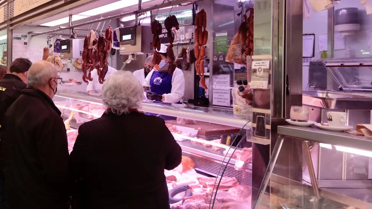 Personas mayores, en el mostrador de una carnicería.RAFA FARIÑA.DP