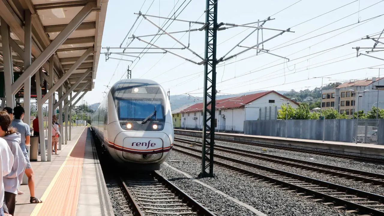 Un tren en la estación de Pontevedra. JOSÉ LUIZ OUBIÑA