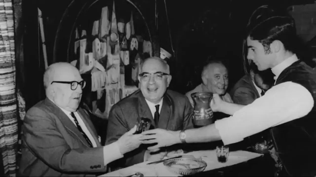 Otero Pedrayo bebendo viño. EP