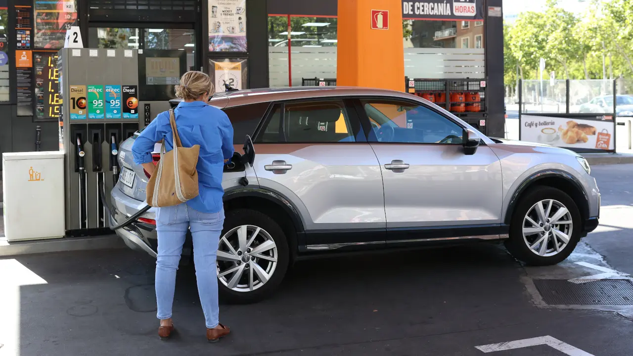 Una mujer reposta en una estación de servicio. EUROPA PRESS