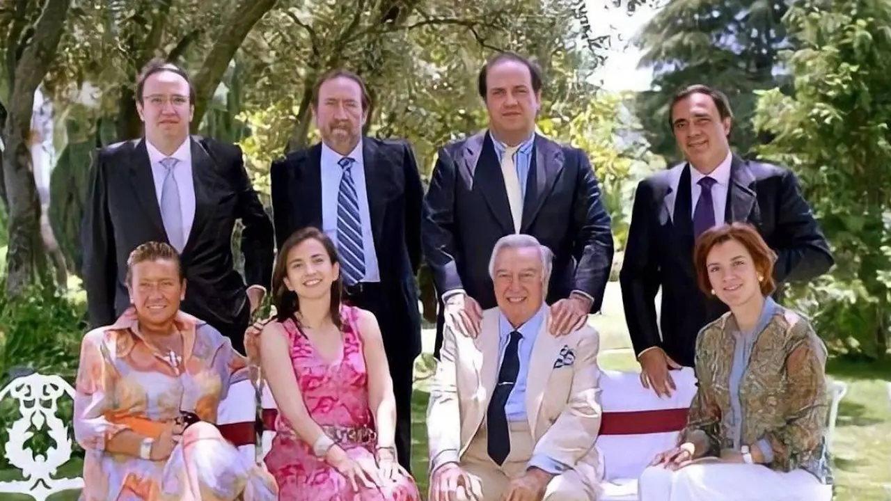 Los siete hermanos con su padre, David Álvarez, cuando todavía reinaba la paz en la familia. EP