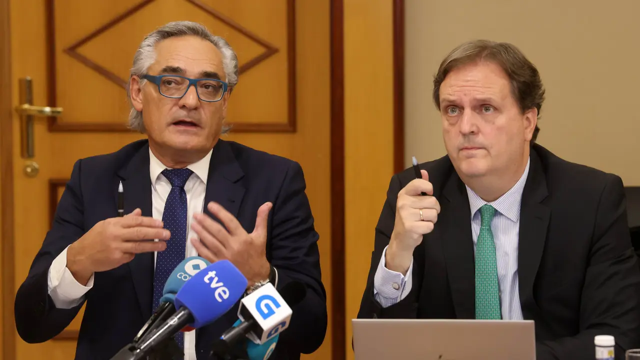 El presidente de la Ega, Manel Pazo, y el director técnico del informe de Deloitte, Enrique Doheijo. PEPE FERRÍN (AGN)