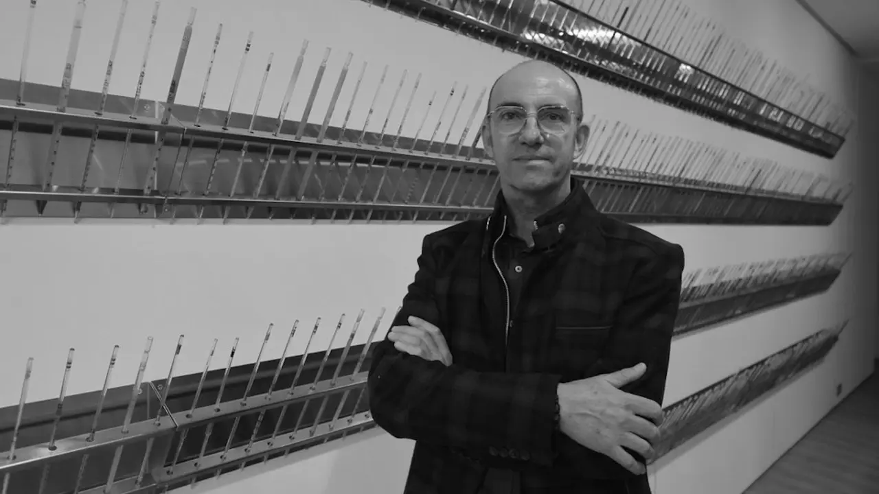 Christian Villamide, ante a súa obra. RAFA CERVIÑO