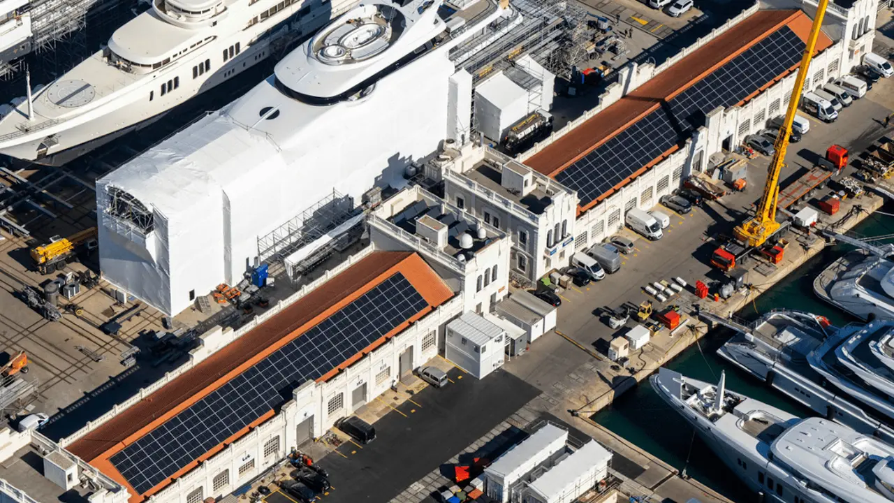 Instalaciones de MB92 con placas solares en sus cubiertas en el puerto de Barcelona.EP