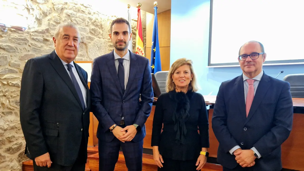 José Ramón Ferreiro, delegado de Faconauto en Galicia; Pablo Fernández Vila, director xeral de Planificación Enerxética; Marta Blázquez, presidenta de Faconauto, y José Ignacio Moya, director general de Faconauto.EP