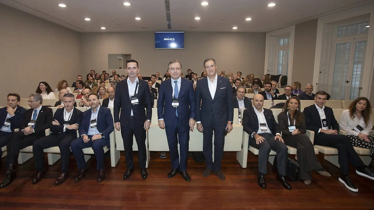El director general comercial de Abanca, Gabriel González Eiroa, el CEO, Francisco Botas, y el director de banca privada, Javier Rivero, durante el encuentro comercial.EP