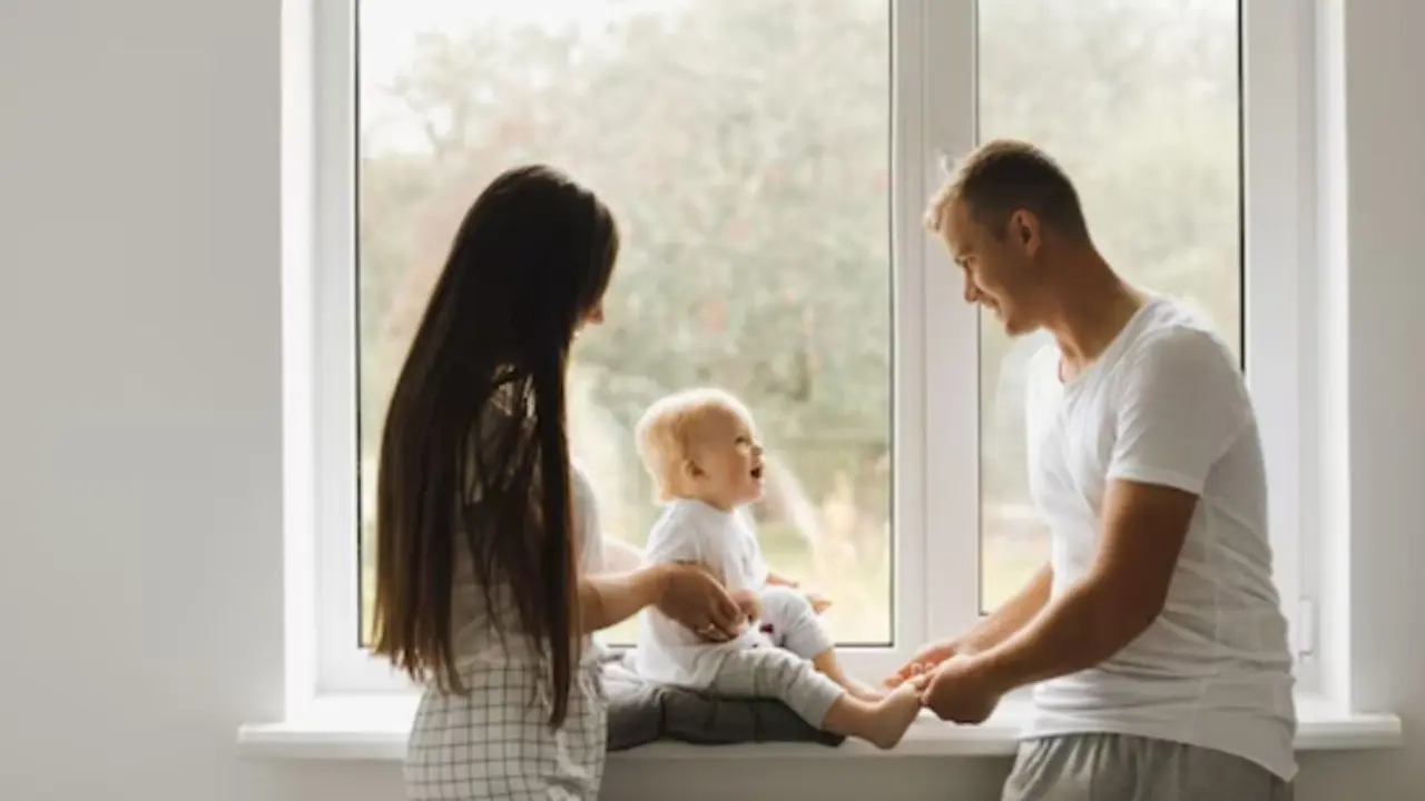 una familia frente a una ventana