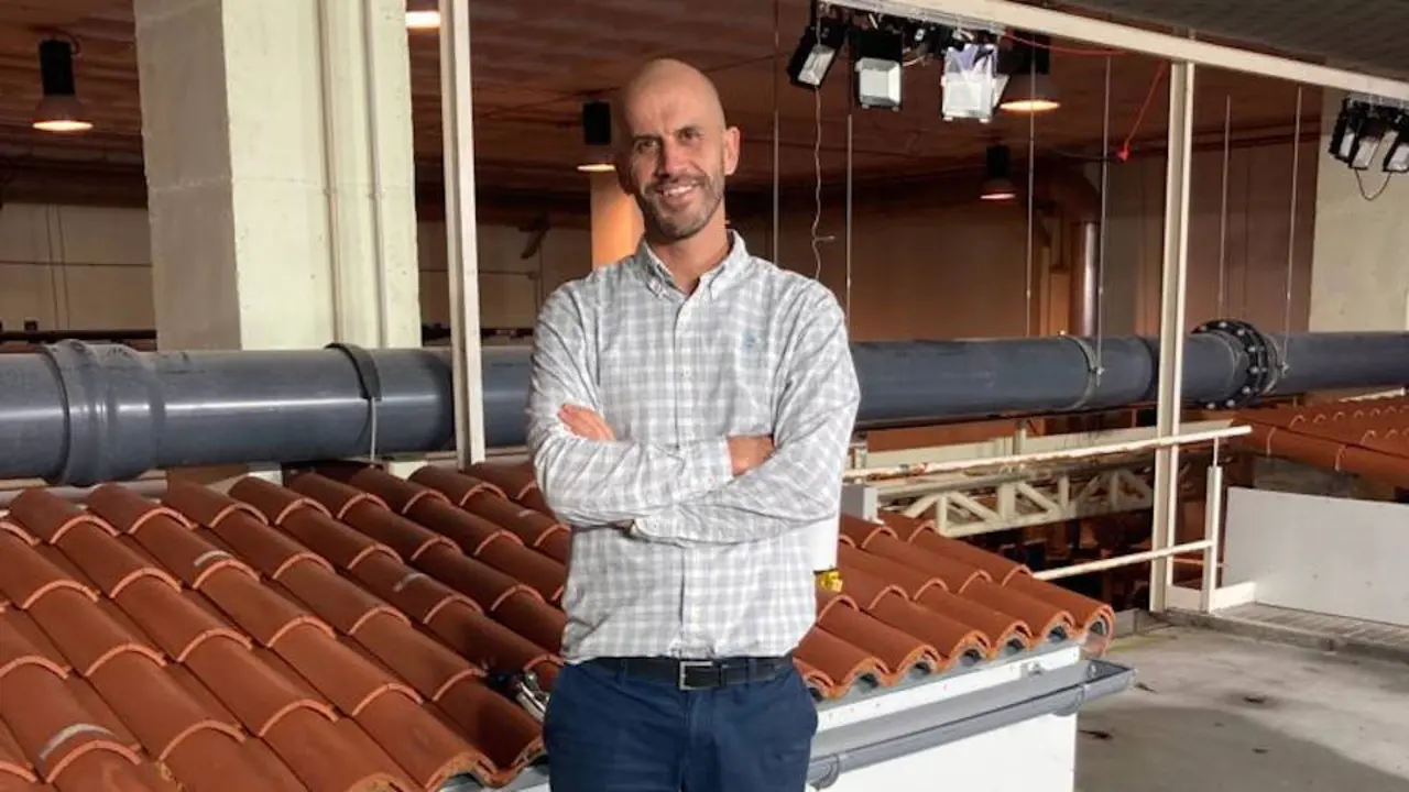 Luis Cea Gómez (Santiago, 1977), en el laboratorio del Grupo de Enxeñaría do Auga e Medio Ambiente. EP