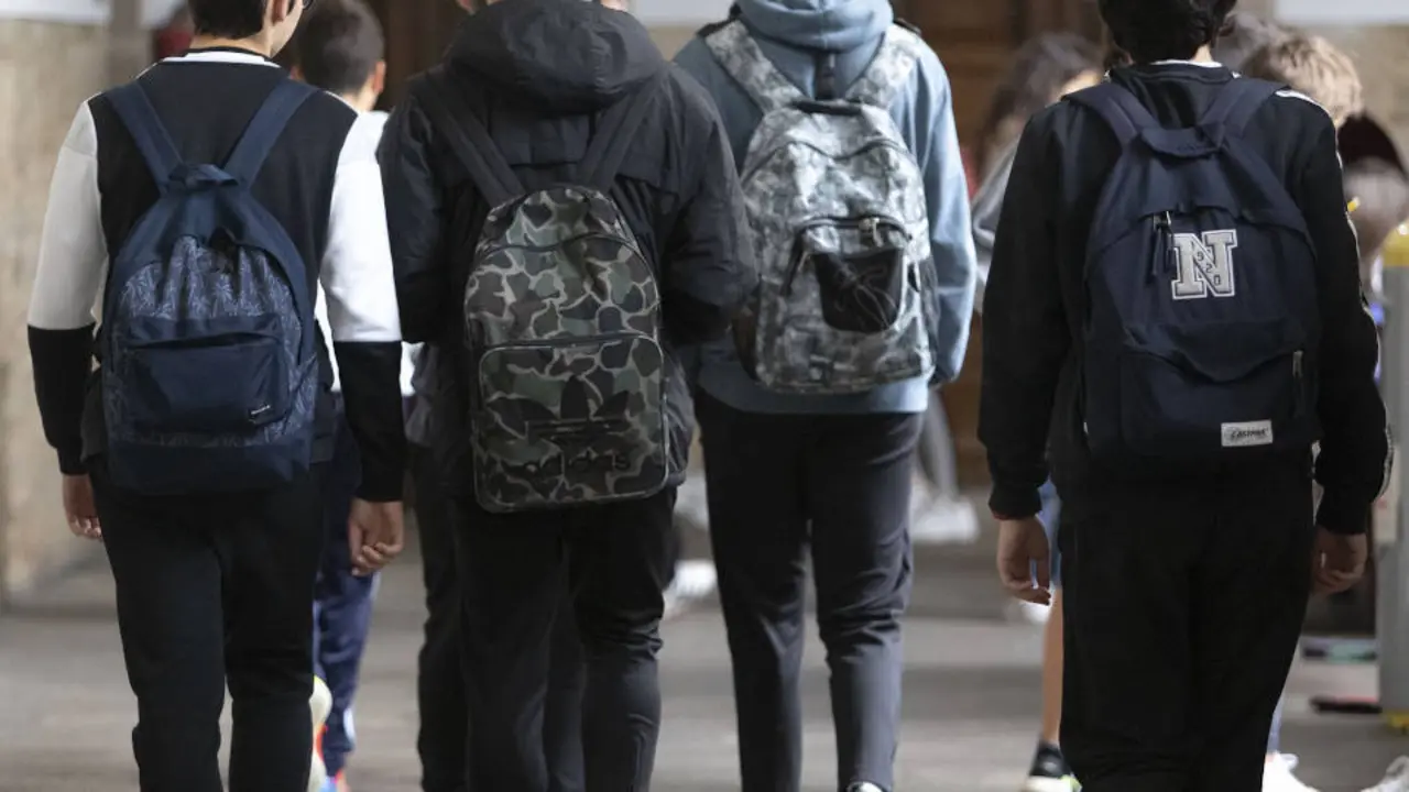 Un grupo de alumnos en los pasillos de un centro educativo gallego. EP