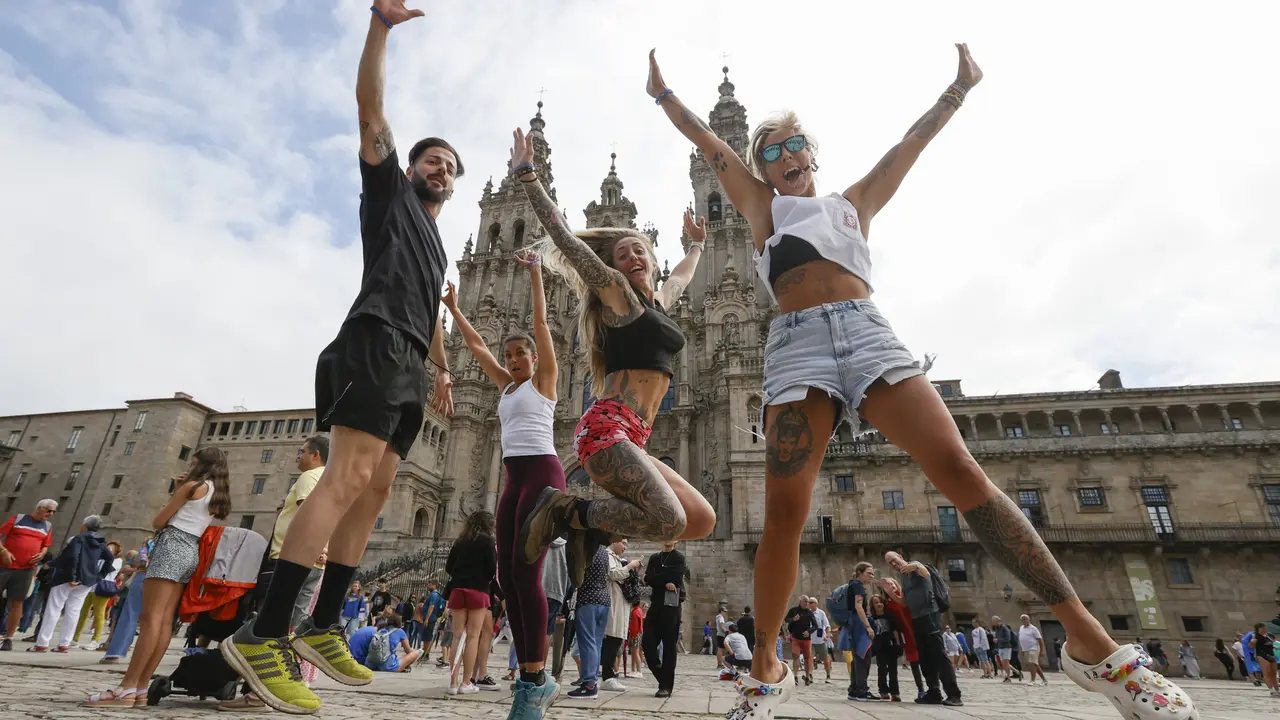 Unos peregrinos llegados al Obradoiro. LAVANDEIRA JR