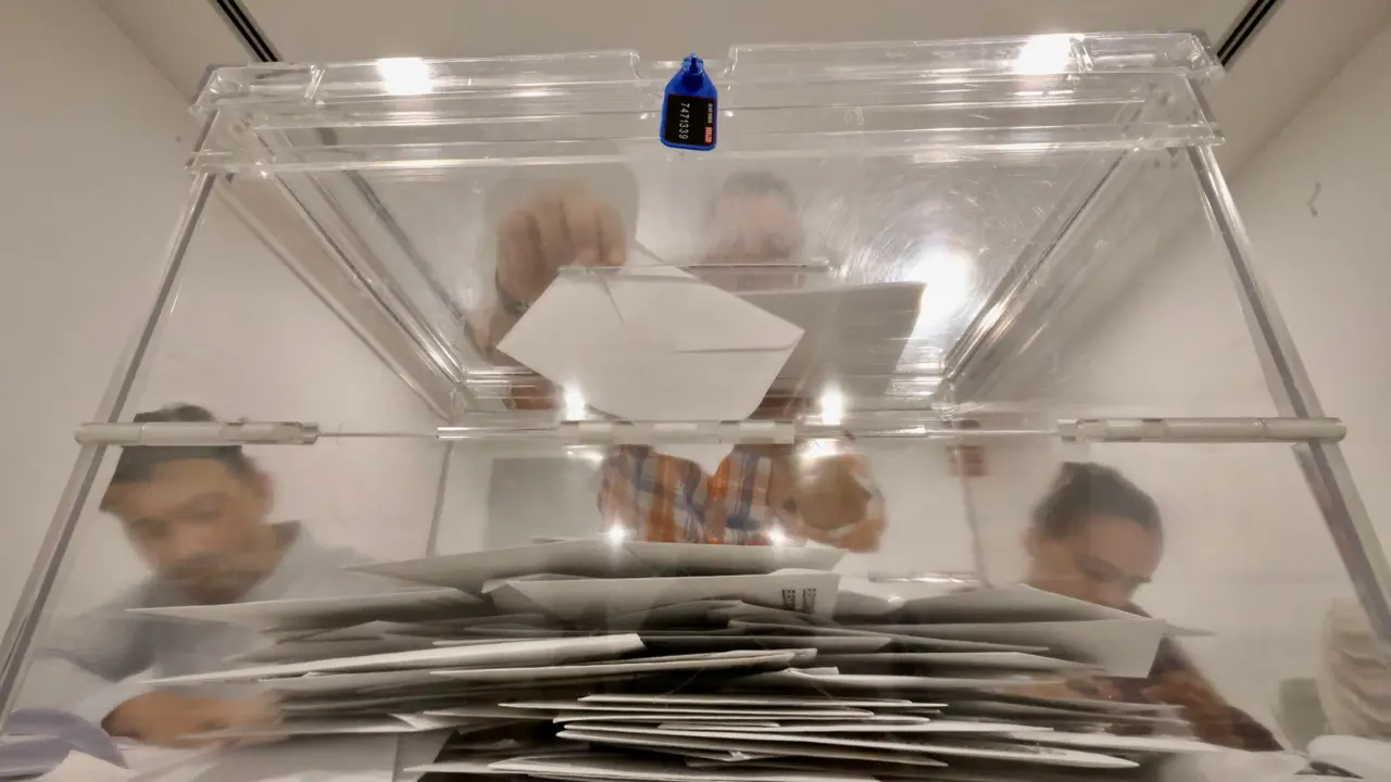 Urna llena de votos. RAFA FARIÑA