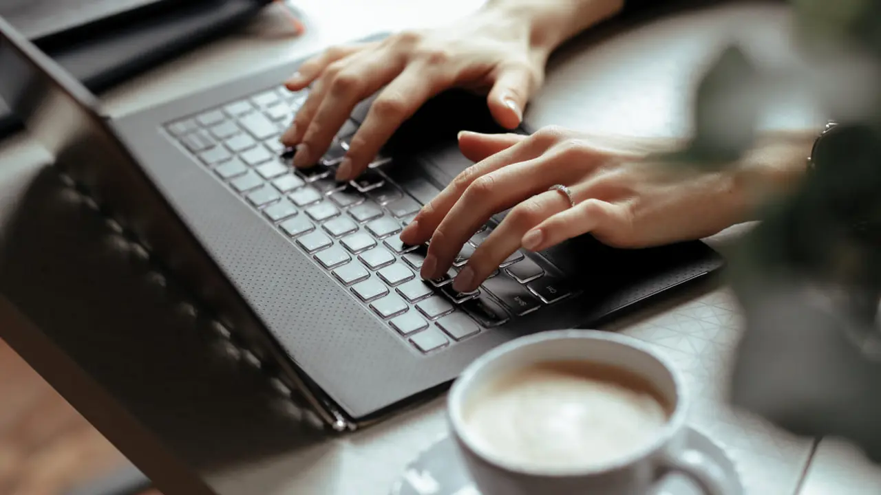  Configuración del Ambiente de Trabajo Remoto Perfecto: Consejos de Diseño y Estrategias de Trabajo 