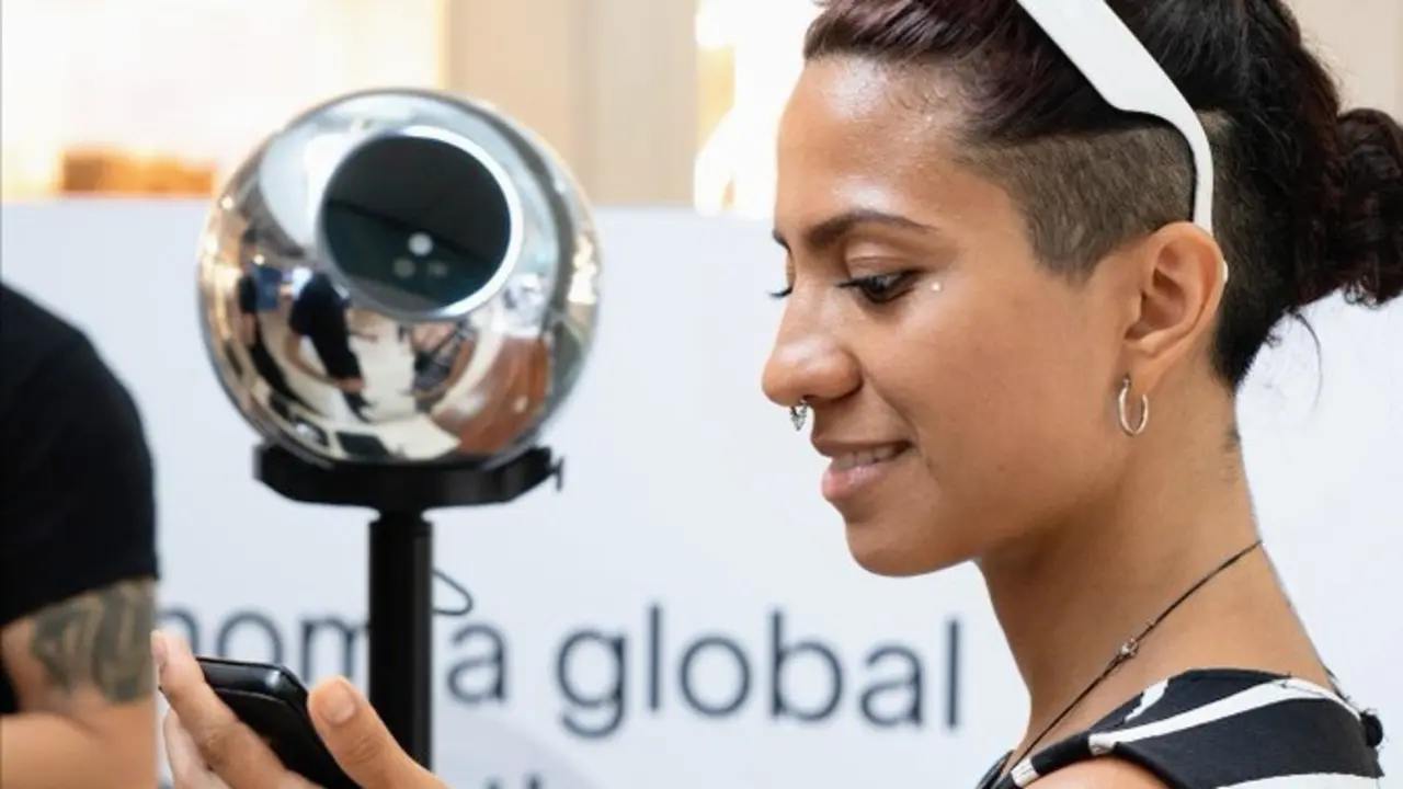 Usuaria ante un Orb. WORLDCOIN