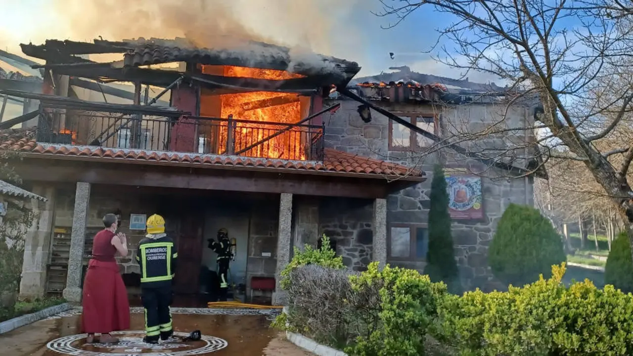 Labores de extinción del fuego en el monasterio budista de San Amaro. CONCELLO DE SAN AMARO
