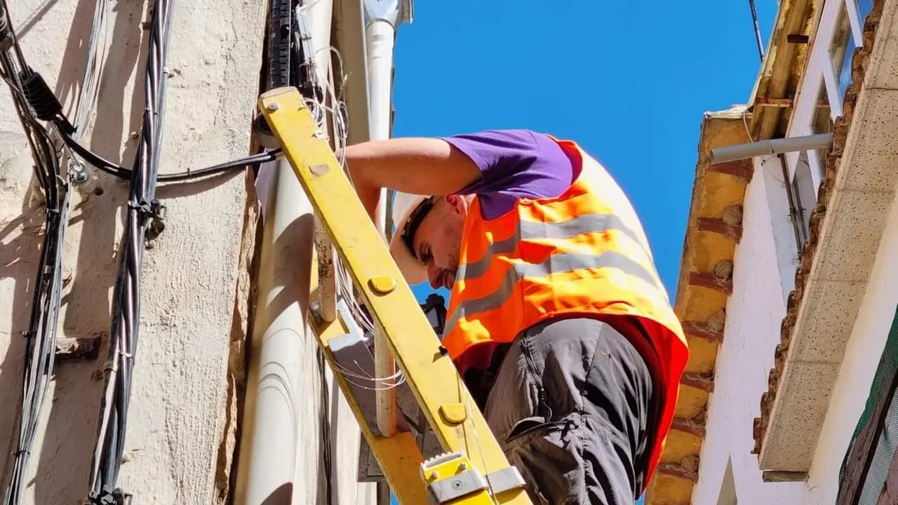 Técnico instalador de fibra óptica. Adamo