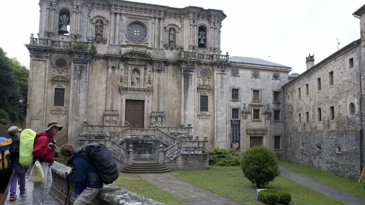 Peregrinos en la ruta xacobea a su paso por el monasterio de Samos. EP