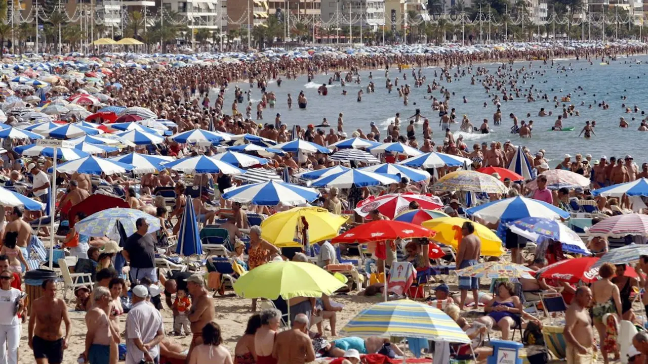 Una playa abarrotada en la costa española. EFE