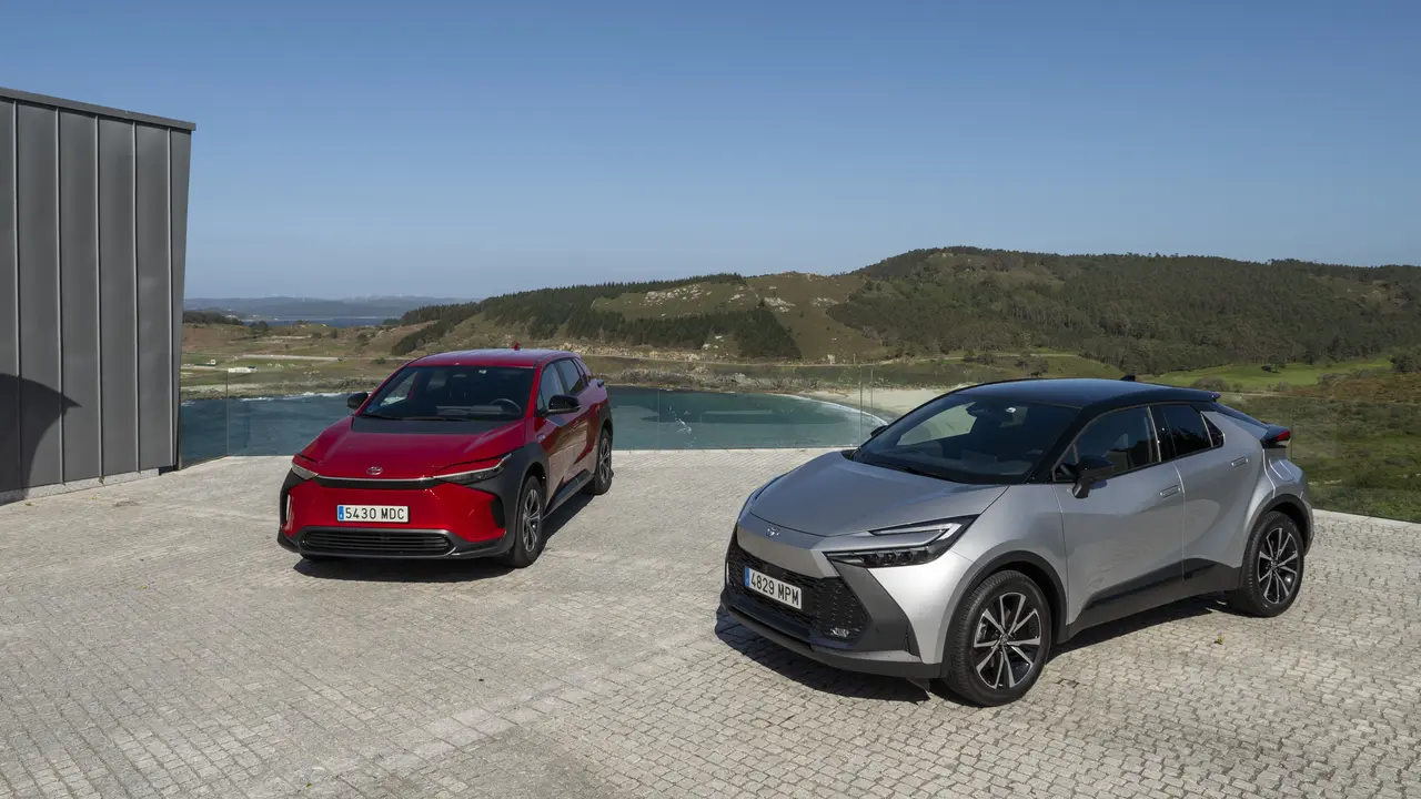 Toyota bZ4x y nuevo CH-R híbrido enchufable. EP