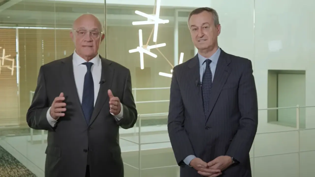 Josep Oliu y César González-Bueno, en un vídeo interno.VÍDEO CEDIDO