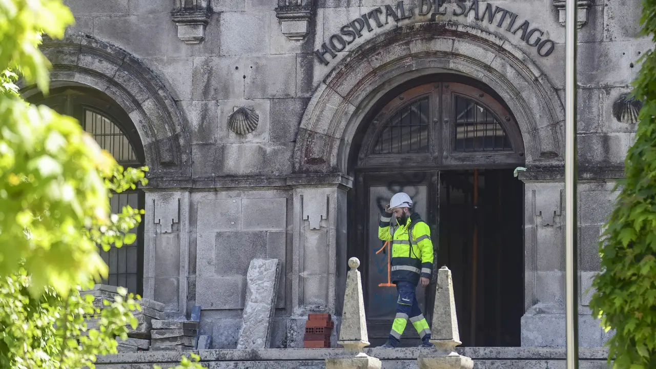 Puerta del antiguo Hospital Xeral. NACHO SANTÁS
