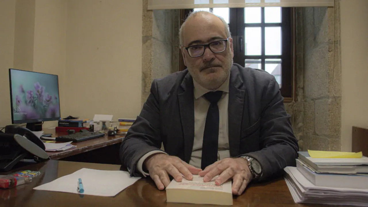 El decano de la Facultade de Filosofía de la USC, Xavier de Donato (Tarragona, 1972). NACHO SANTÁS