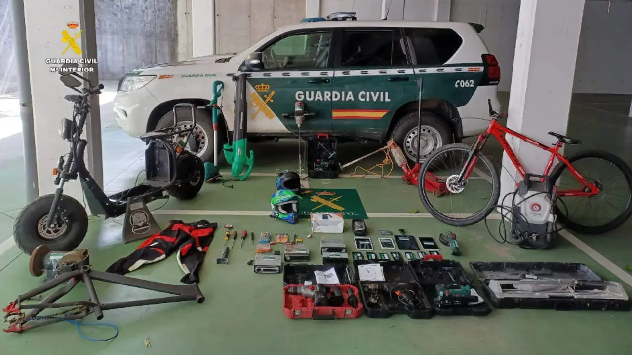 Parte del botín recuperado a esta banda de Ames con cuatro menores de edad. EP