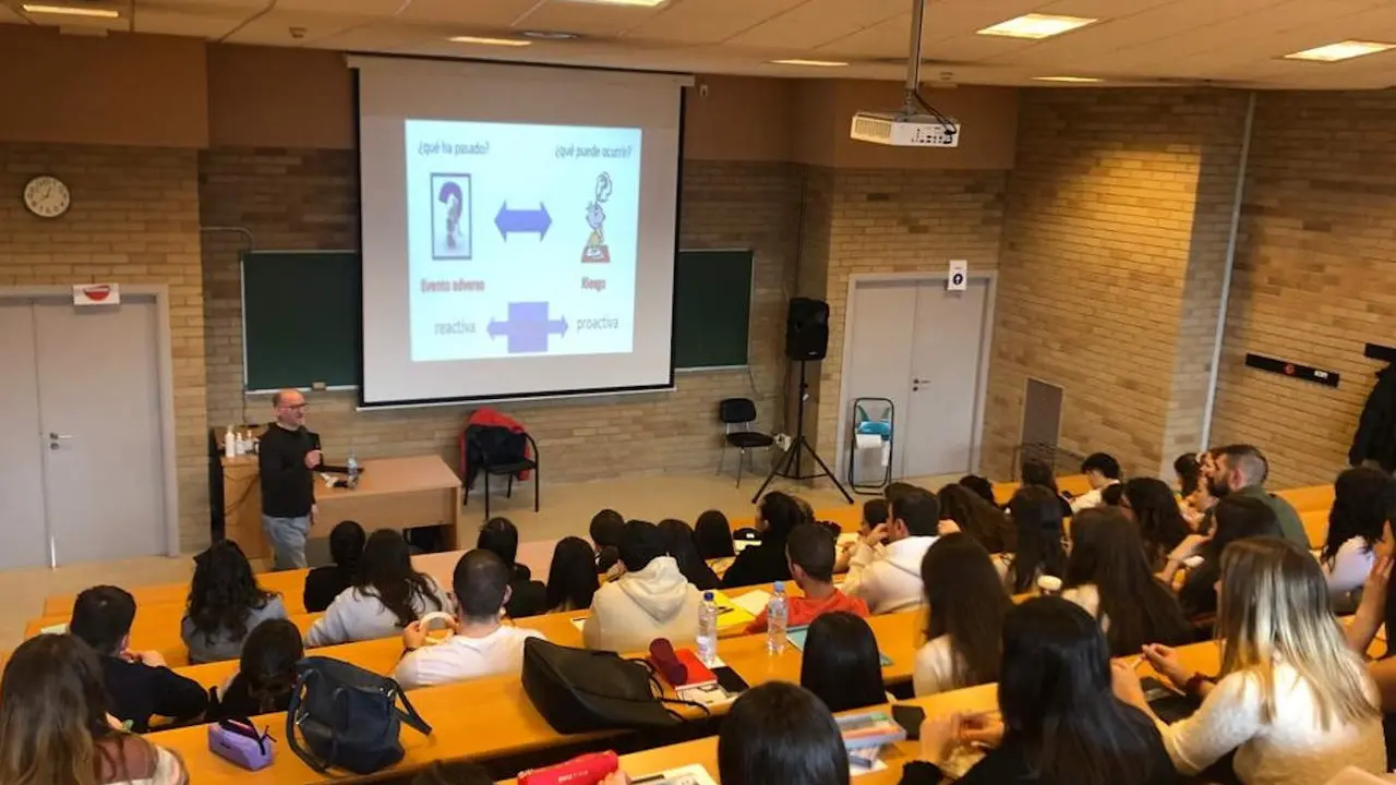 Un profesor imparte clase en un aula universitaria.EP