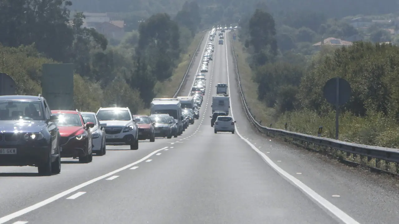 Atascos en la vía de alta capacidad Sanxenxo-A Lanzada.José Luiz Oubiña
