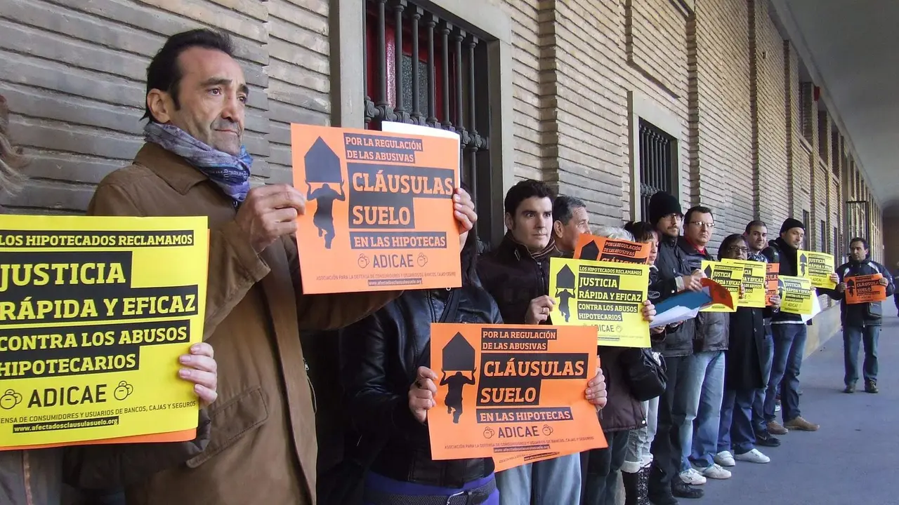 Concentración de ciudadanos demandando la devolución de las clausulas suelo. AEP