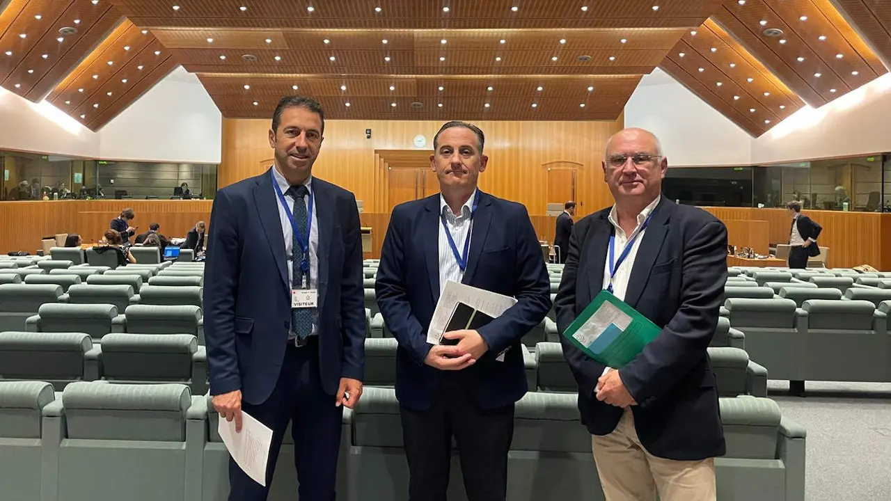 Alfonso Villares, Miguel Neira y Sergio López, en Luxemburgo. EP